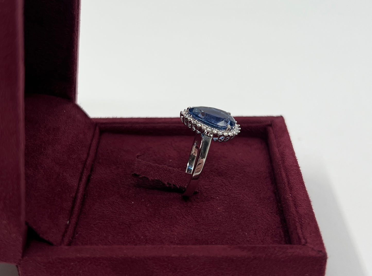 ANELLO IN ORO 18KT BIANCO CON ZAFFIRO E DIAMANTI NATURALI