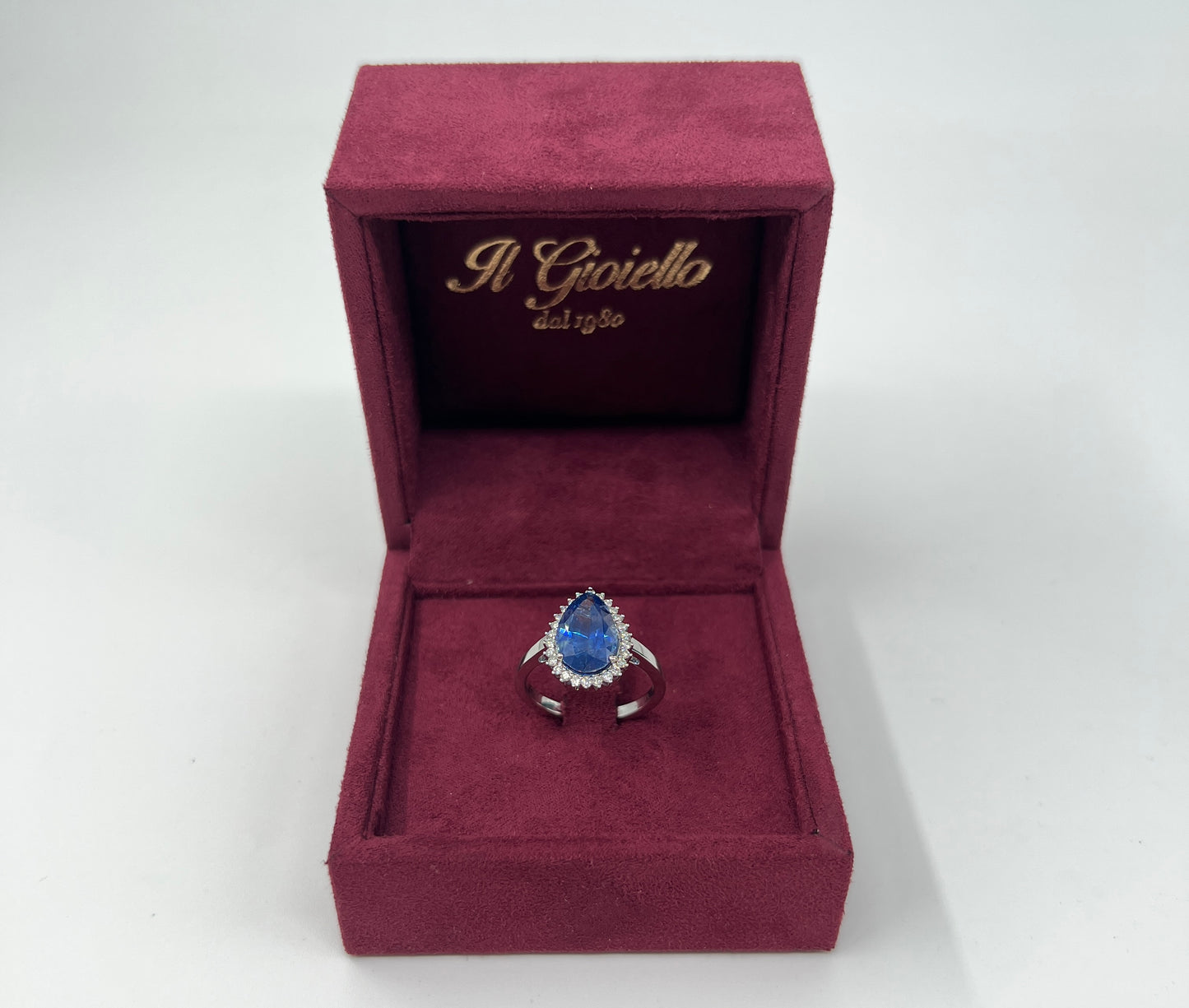 ANELLO IN ORO 18KT BIANCO CON ZAFFIRO E DIAMANTI NATURALI