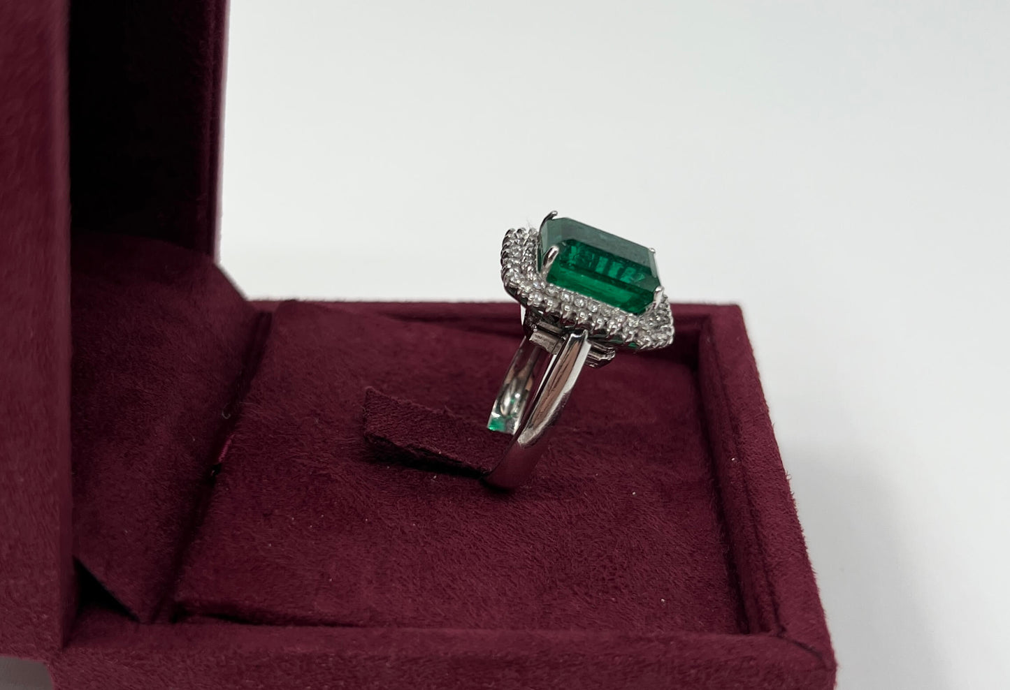 ANELLO IN ORO 18KT BIANCO CON SMERALDO E DIAMANTI