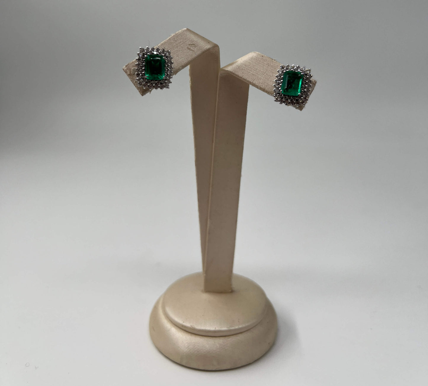 COPPIA DI ORECCHINI ORO 18KT BIANCHI CON DIAMANTI E SMERALDI