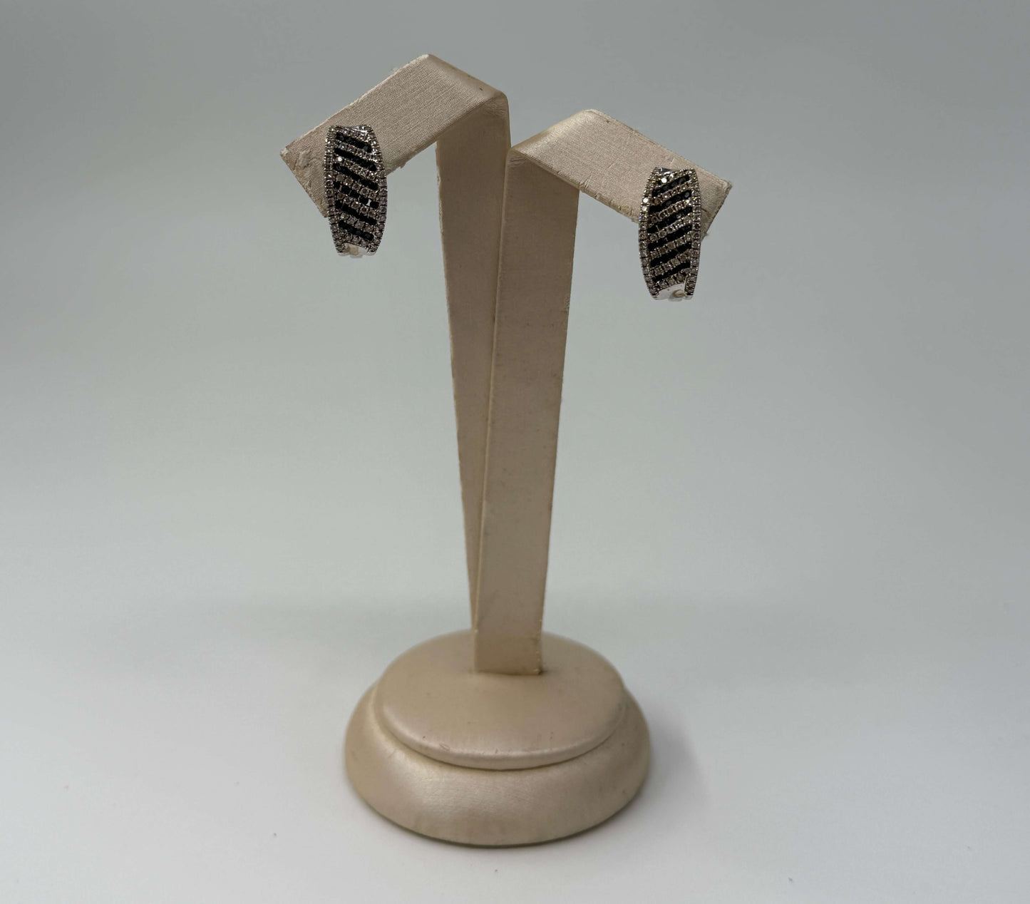 COPPIA DI ORECCHINI ORO 18KT BIANCHI CON DIAMANTI E ZAFFIRI