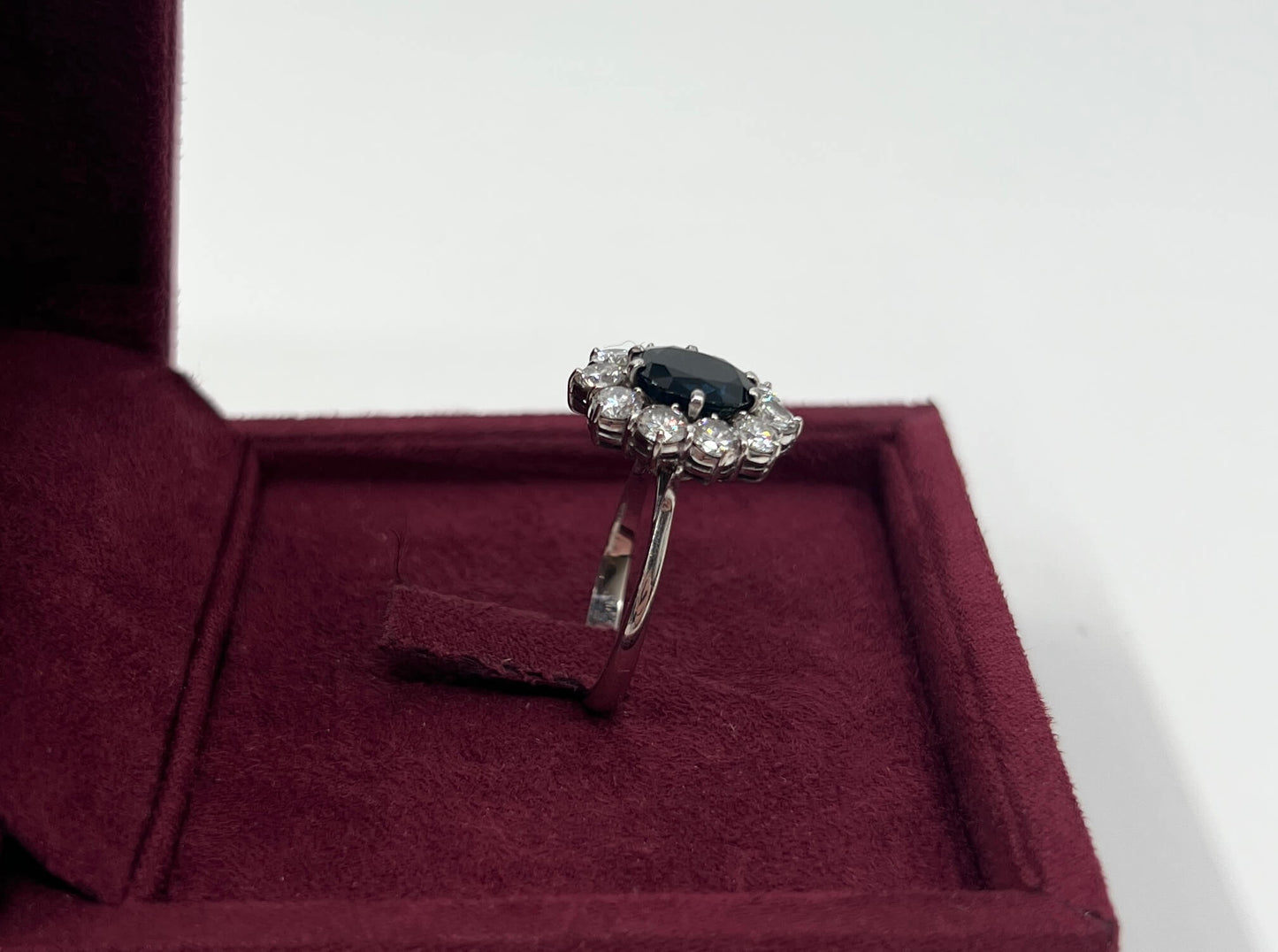 ANELLO IN ORO 18KT BIANCO CON ZAFFIRO E DIAMANTI