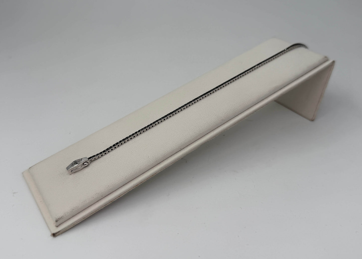 BRACCIALE 18 KT BIANCO CON DIAMANTI NERI