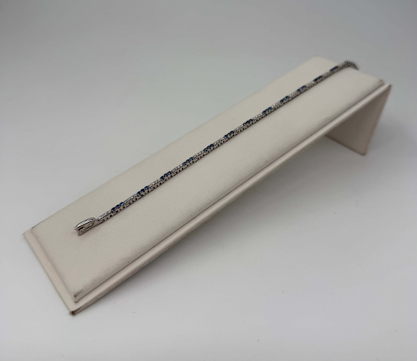 BRACCIALE TENNIS 18 KT BIANCO CON DIAMANTI E ZAFFIRI