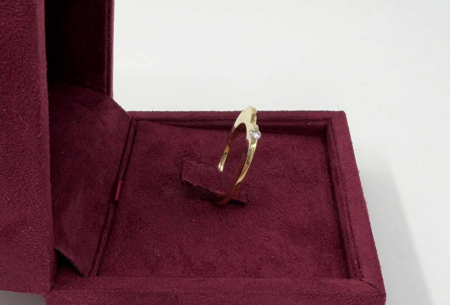 ANELLO IN ORO 18KT GIALLO CON DIAMANTE