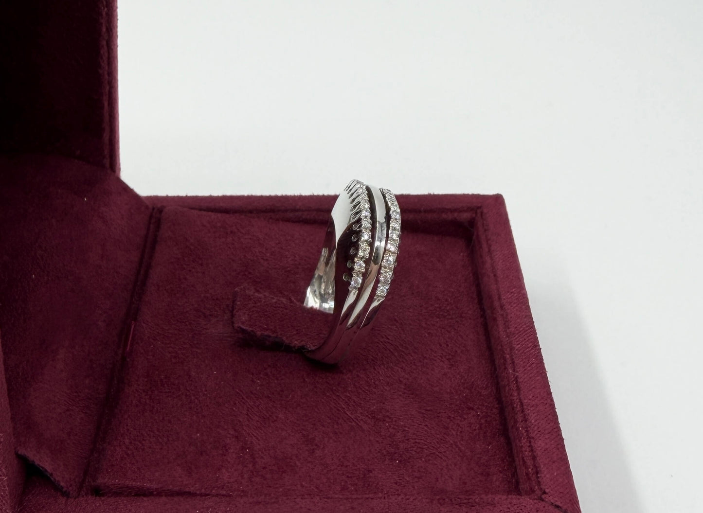 ANELLO IN ORO 18KT BIANCO CON DIAMANTI