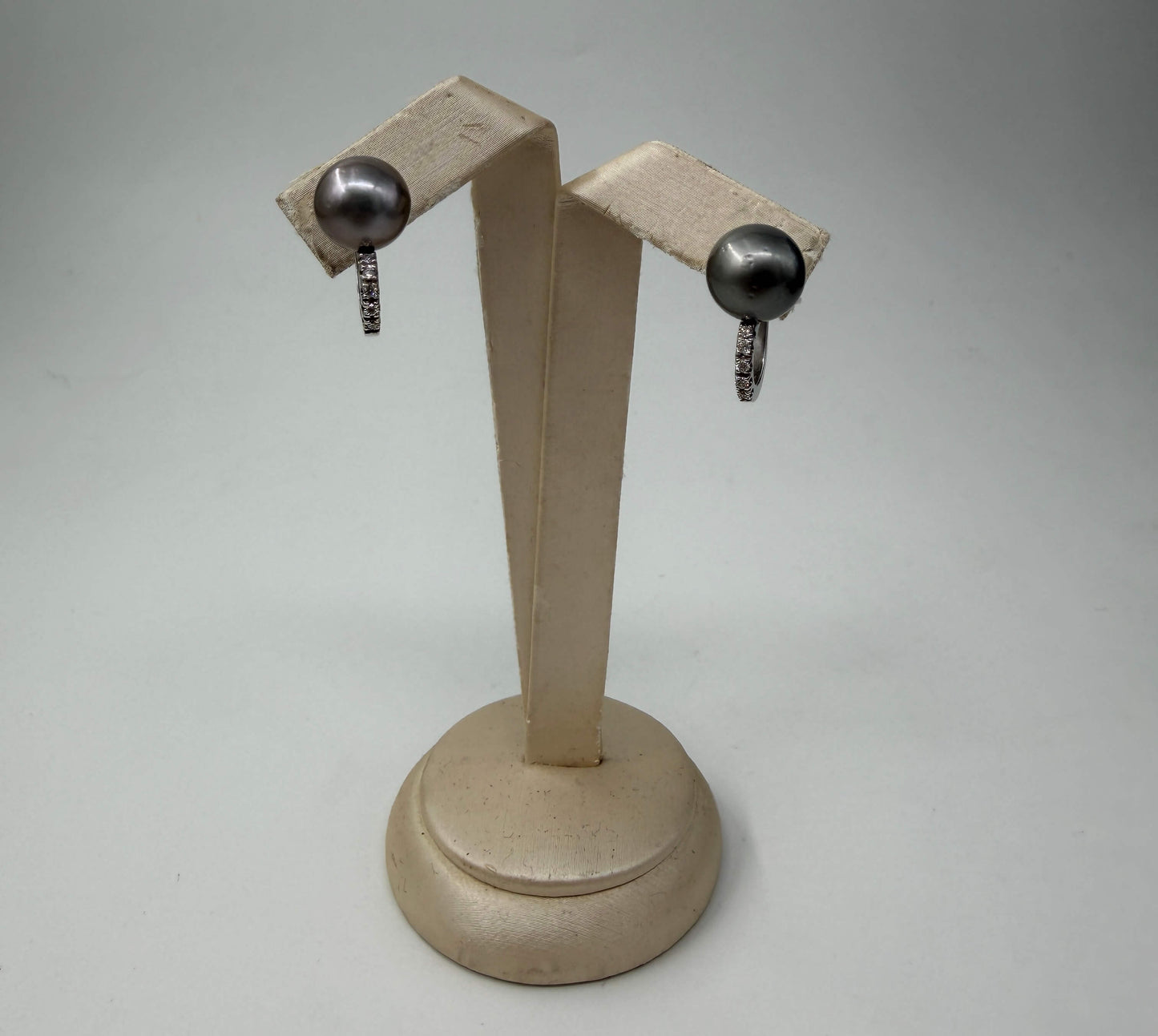 COPPIA DI ORECCHINI ORO 18KT BIANCO CON DIAMANTI E PERLA TAHITI