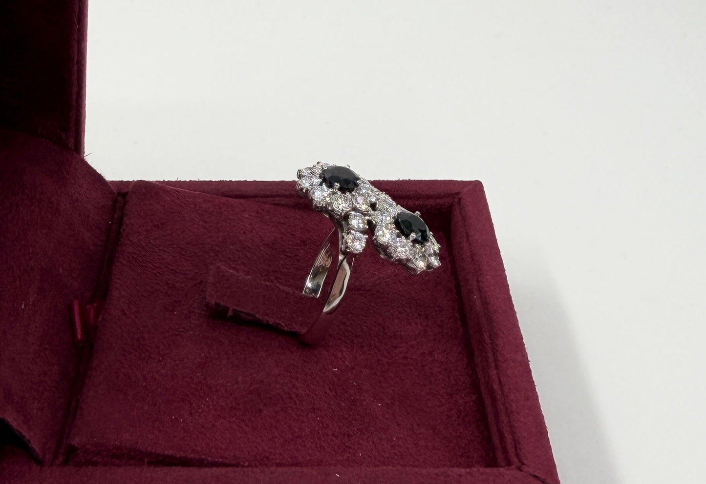 ANELLO IN ORO 18KT BIANCO CON DIAMANTI E ZAFFIRI