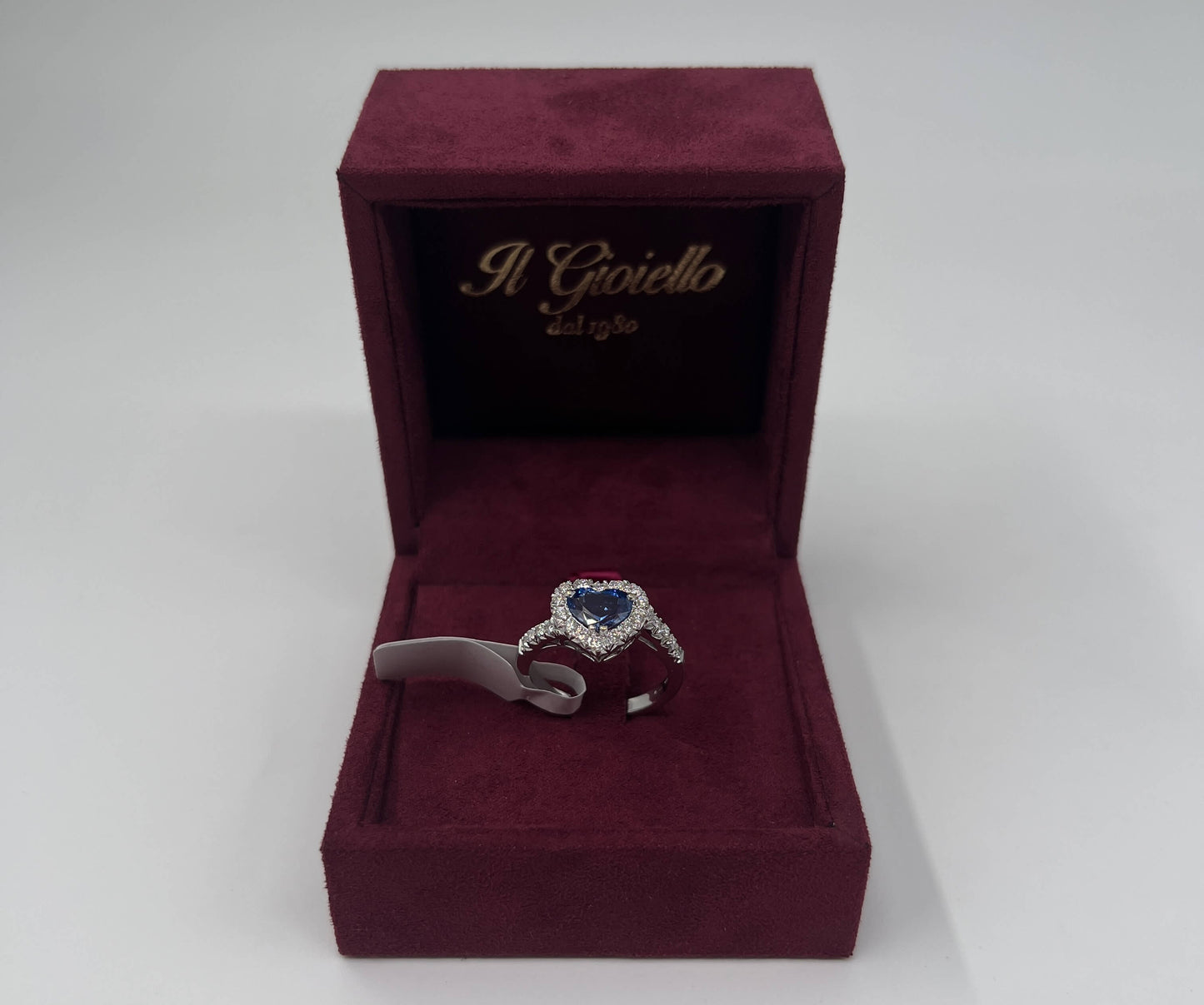 ANELLO IN ORO 18KT BIANCO CON ZAFFIRO E DIAMANTI NATURALI