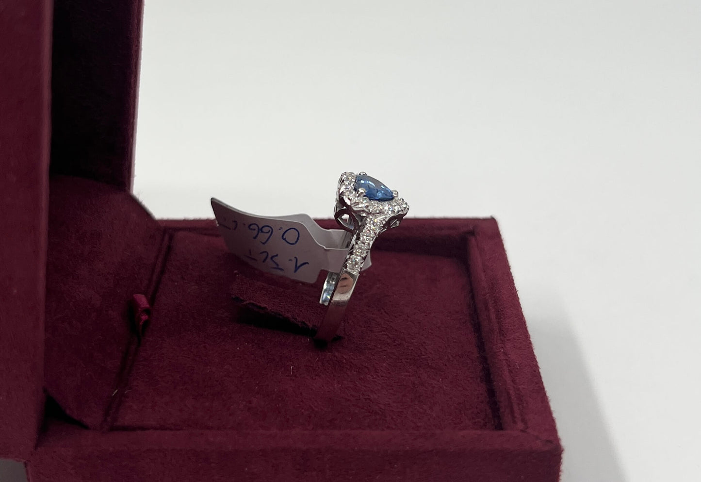 ANELLO IN ORO 18KT BIANCO CON ZAFFIRO E DIAMANTI NATURALI