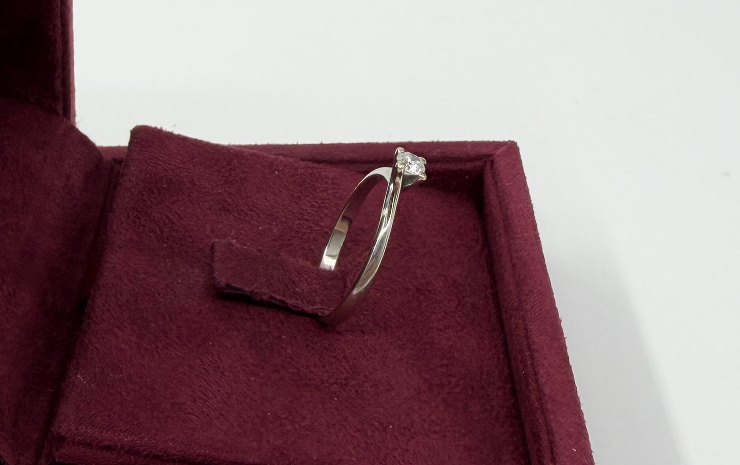 ANELLO SOLITARIO IN ORO 18KT BIANCO