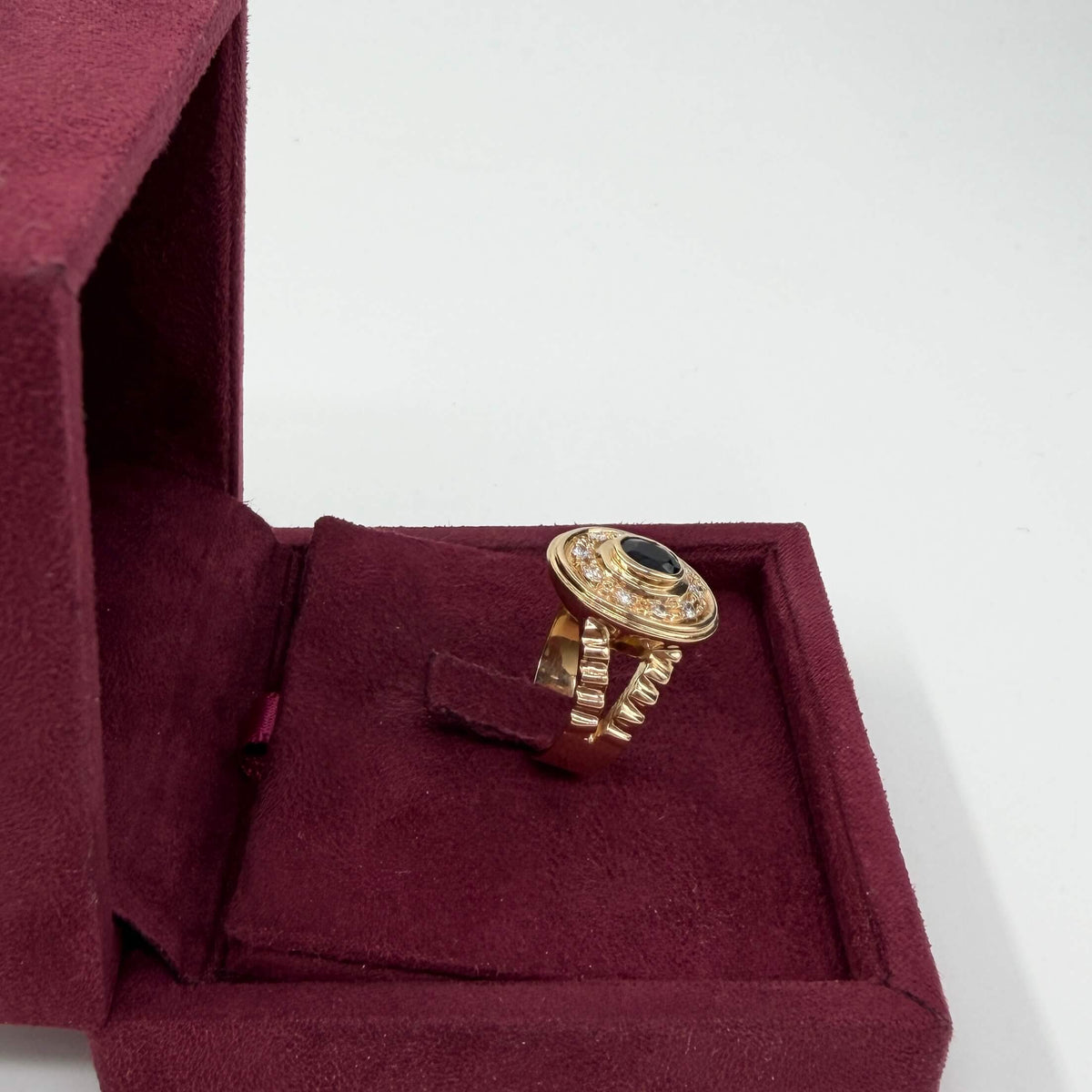 ANELLO ORO 18KT GIALLO Ovale CON ZAFFIRO BLU DA 0.80CT E DIAMANTI NATURALI VS/G PER UN TOTALE DI 0.10CT 8.23 gr