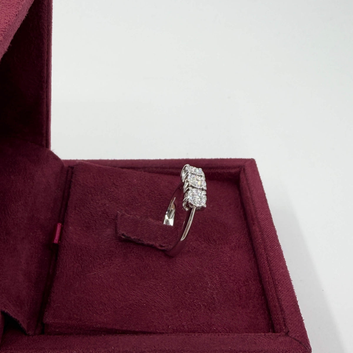 ANELLO ORO 18KT BIANCO Trilogy Pavè con Diamanti Naturali VS/G 4.33 gr