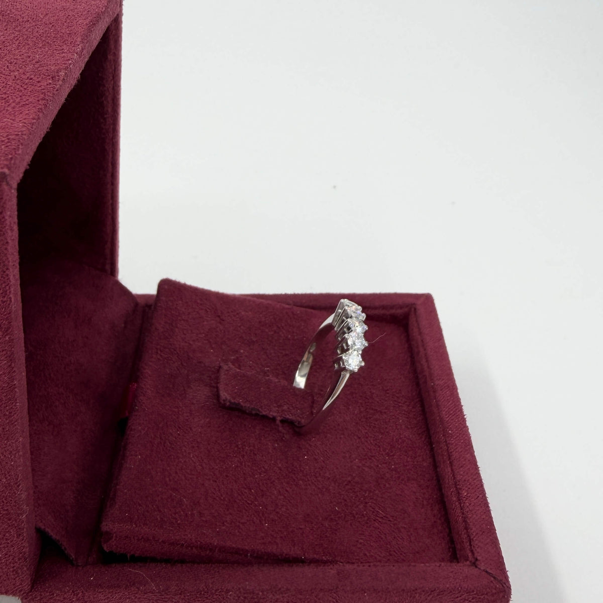 ANELLO ORO 18KT BIANCO Veretta con Diamanti Naturali VS/G tot. 0.50ct 2.67 gr