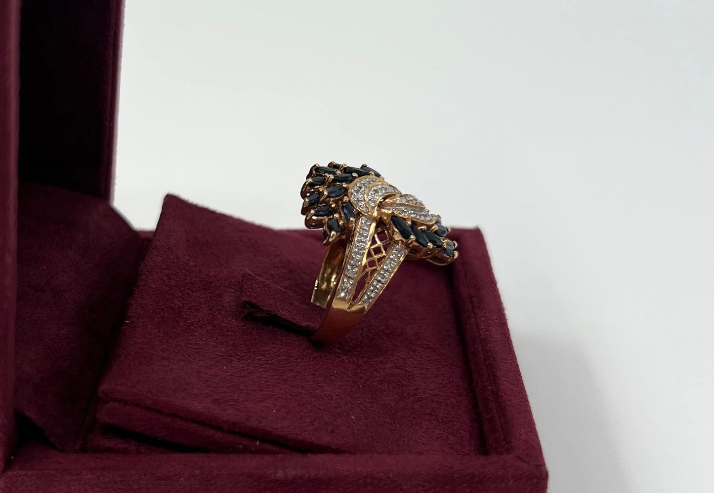ANELLO IN ORO 18KT GIALLO CON DIAMANTI E ZAFFIRI