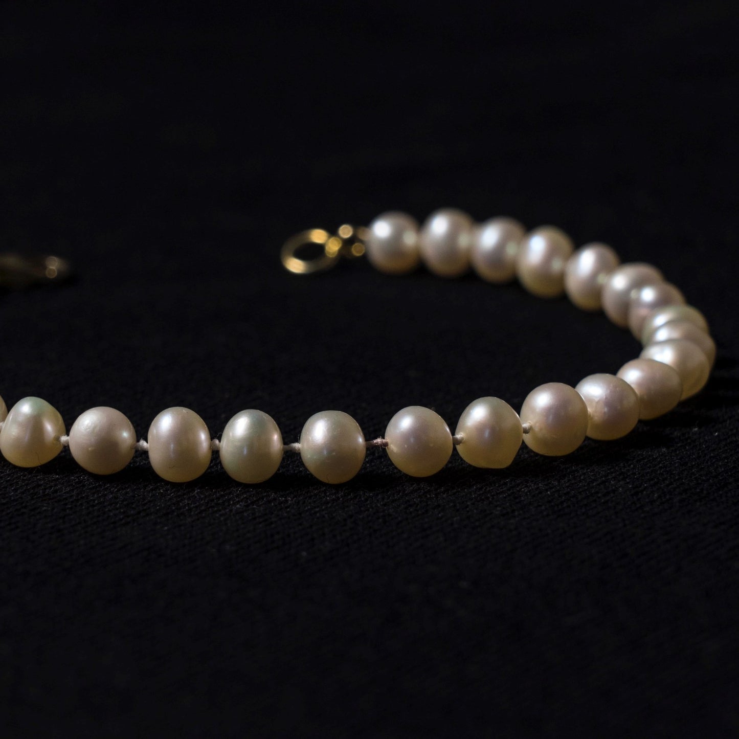 Dettaglio del bracciale in perle naturali orientali
