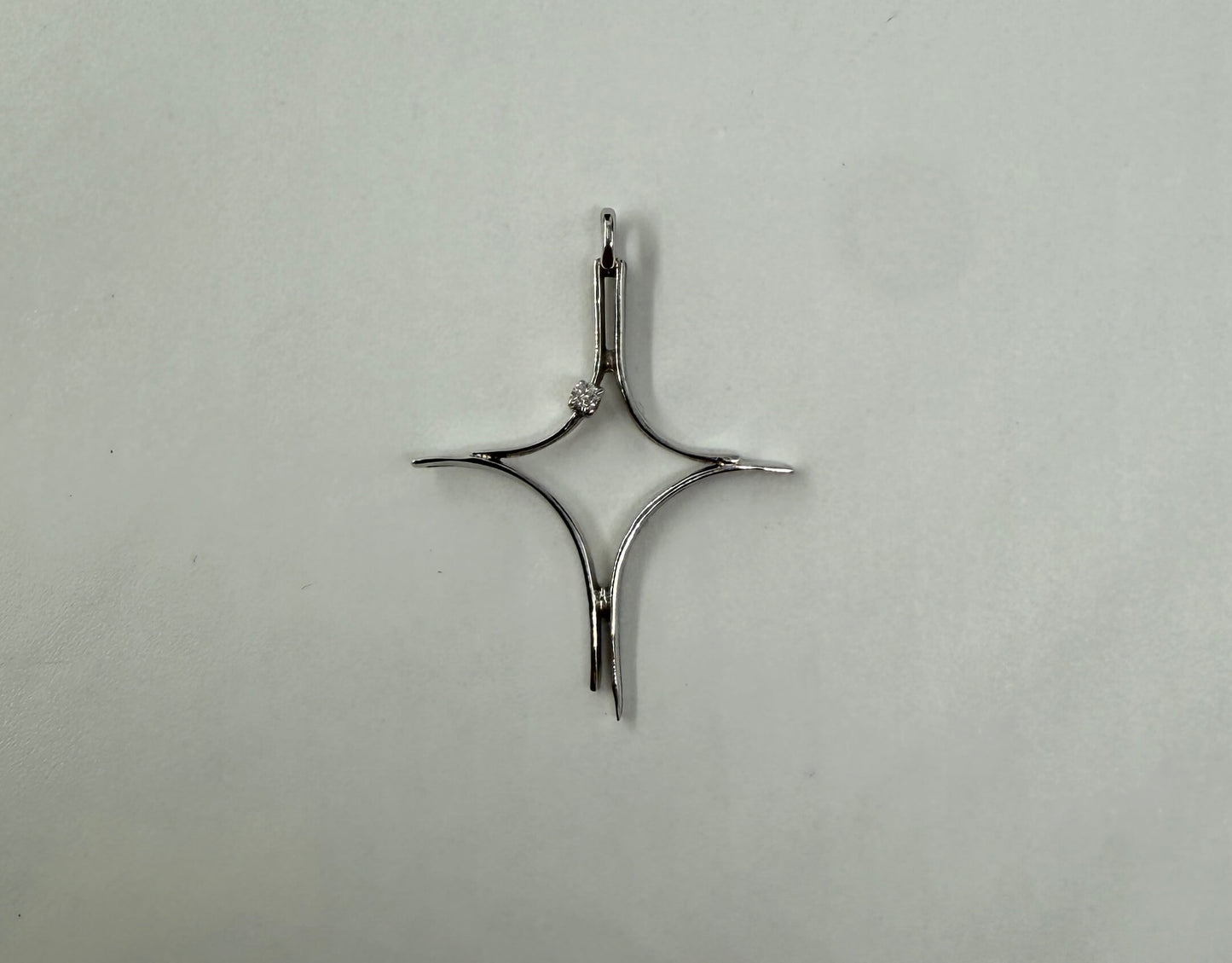 CIONDOLO ORO 18KT BIANCO CON DIAMANTE