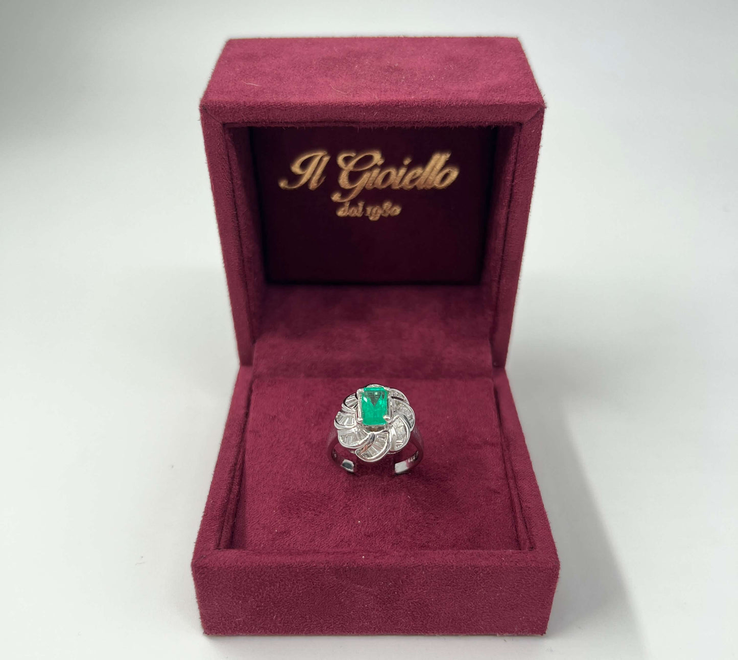 ANELLO IN ORO 18KT BIANCO CON SMERALDO E DIAMANTI