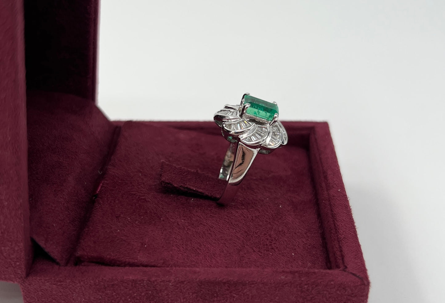 ANELLO IN ORO 18KT BIANCO CON SMERALDO E DIAMANTI