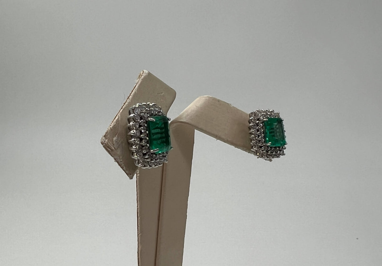 COPPIA DI ORECCHINI ORO 18KT BIANCHI CON DIAMANTI E SMERALDI