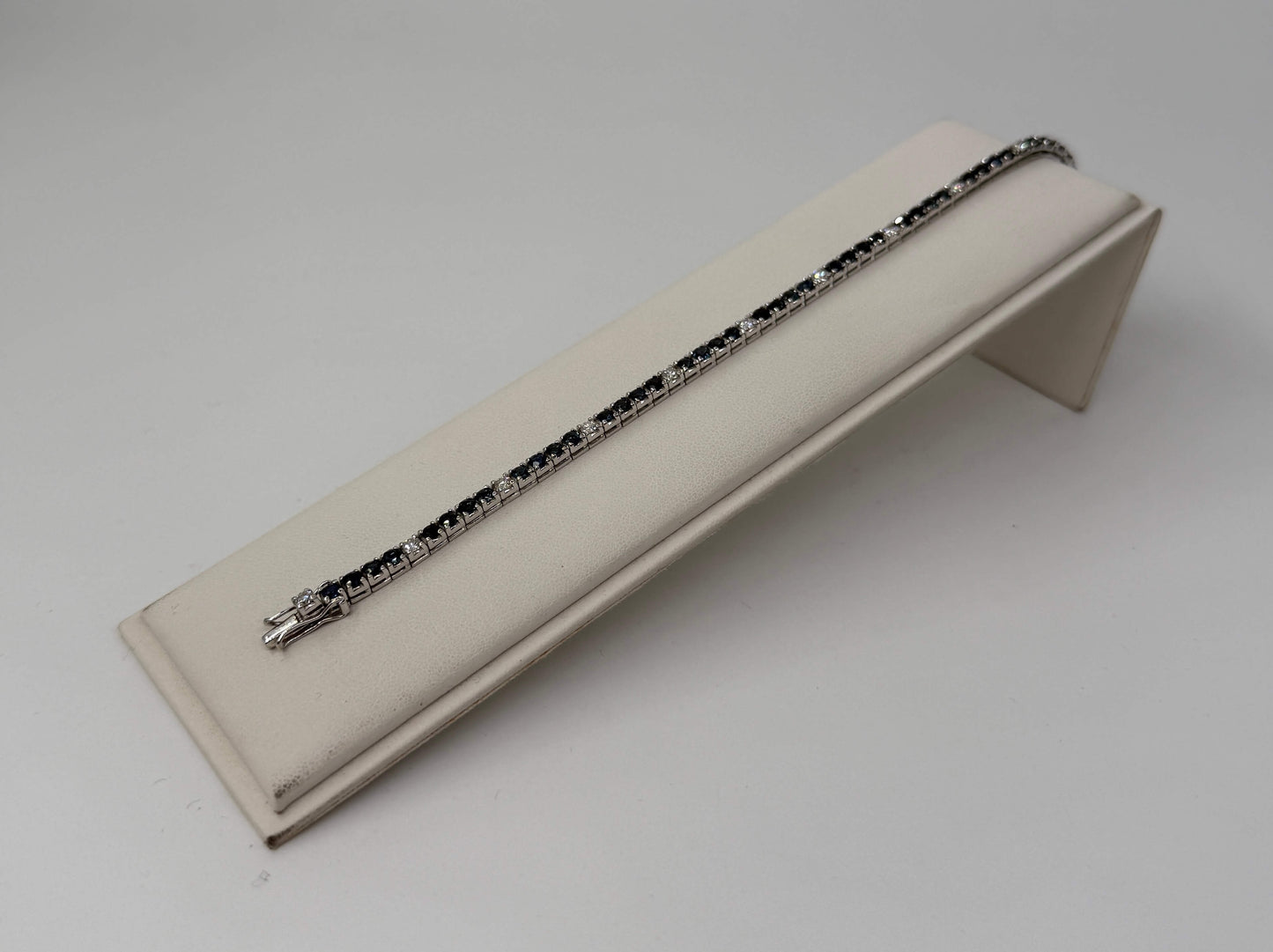 BRACCIALE TENNIS 18 KT BIANCO CON DIAMANTI E ZAFFIRI