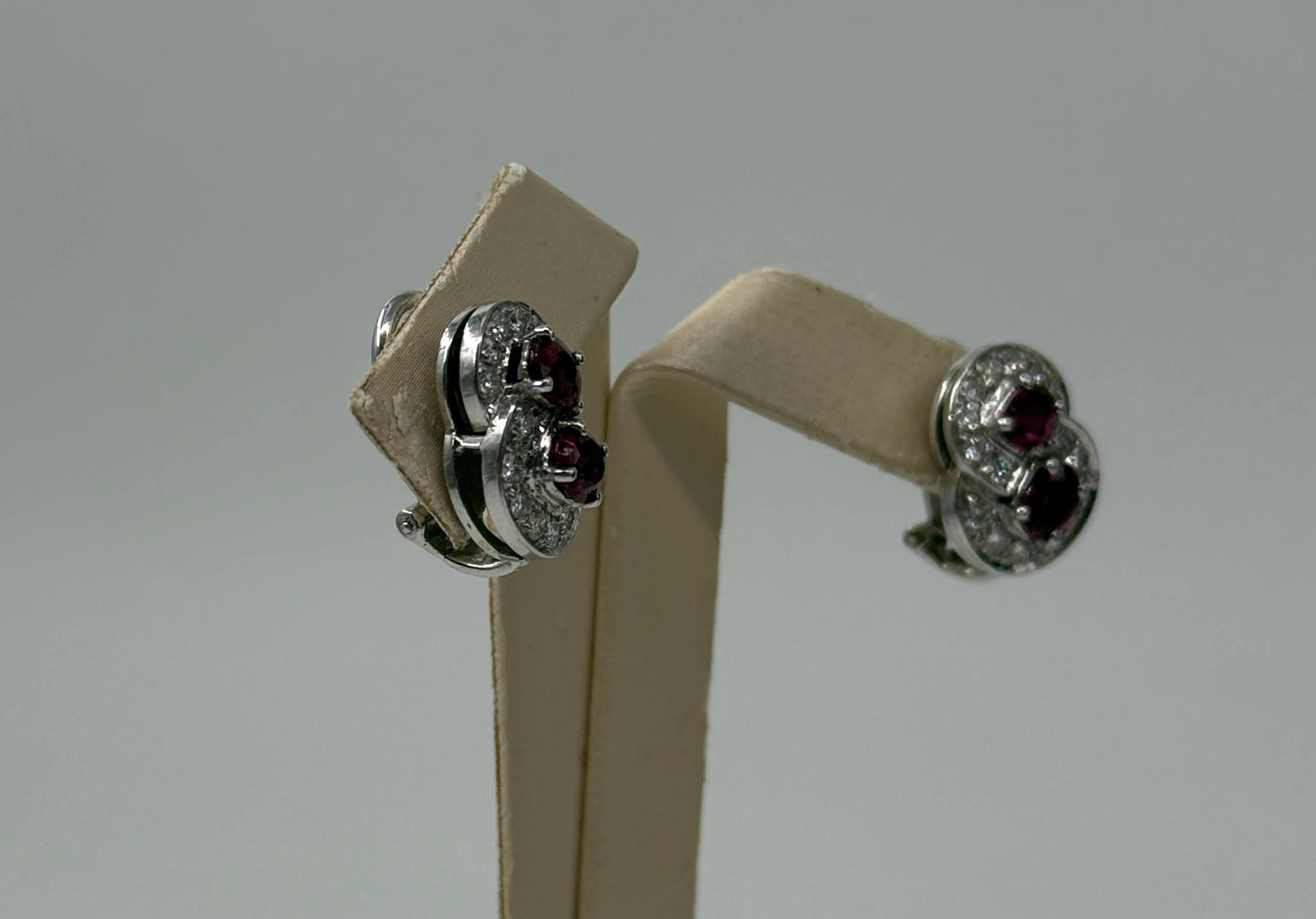 COPPIA DI ORECCHINI ORO 18KT BIANCO CON RUBINI E DIAMANTI