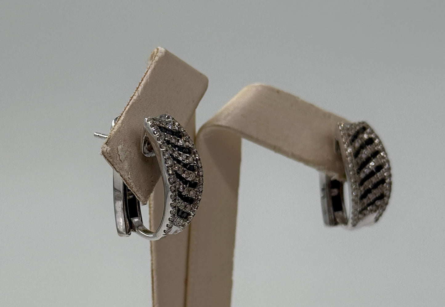 COPPIA DI ORECCHINI ORO 18KT BIANCHI CON DIAMANTI E ZAFFIRI