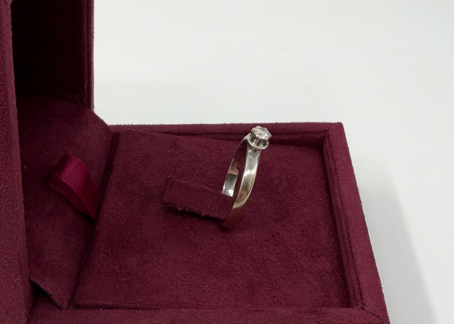 ANELLO SOLITARIO IN ORO 18KT BIANCO