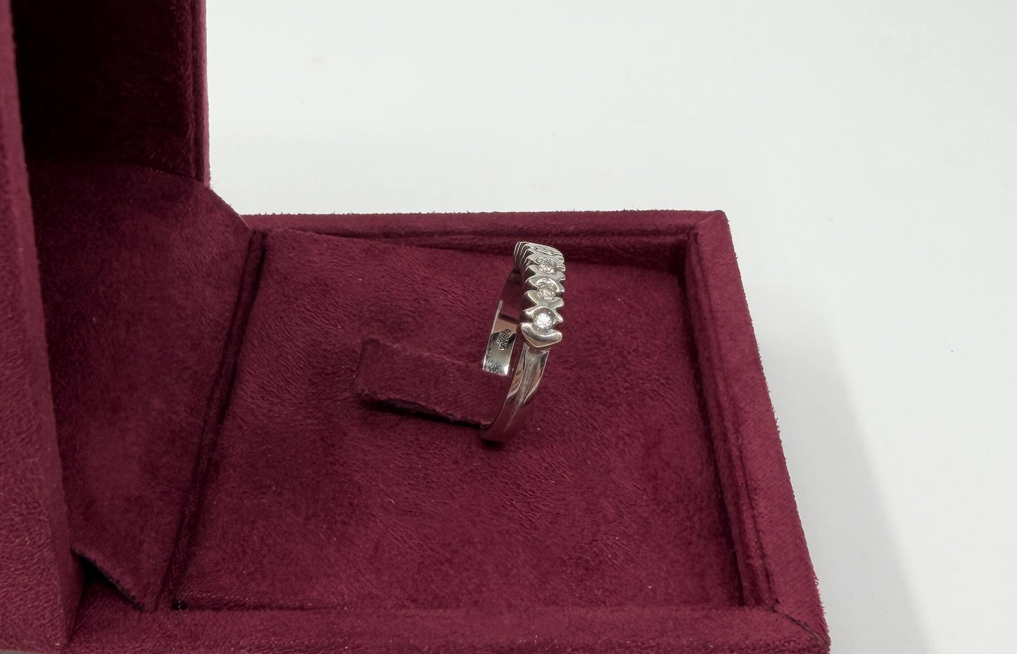 ANELLO IN ORO 18KT BIANCO CON DIAMANTI