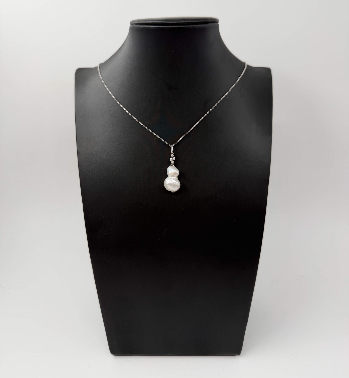 COLLANA ORO 18KT BIANCA CON DIAMANTI E PERLA