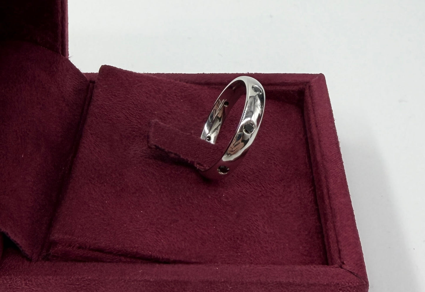 ANELLO IN ORO 18KT BIANCO CON DIAMANTI NERI