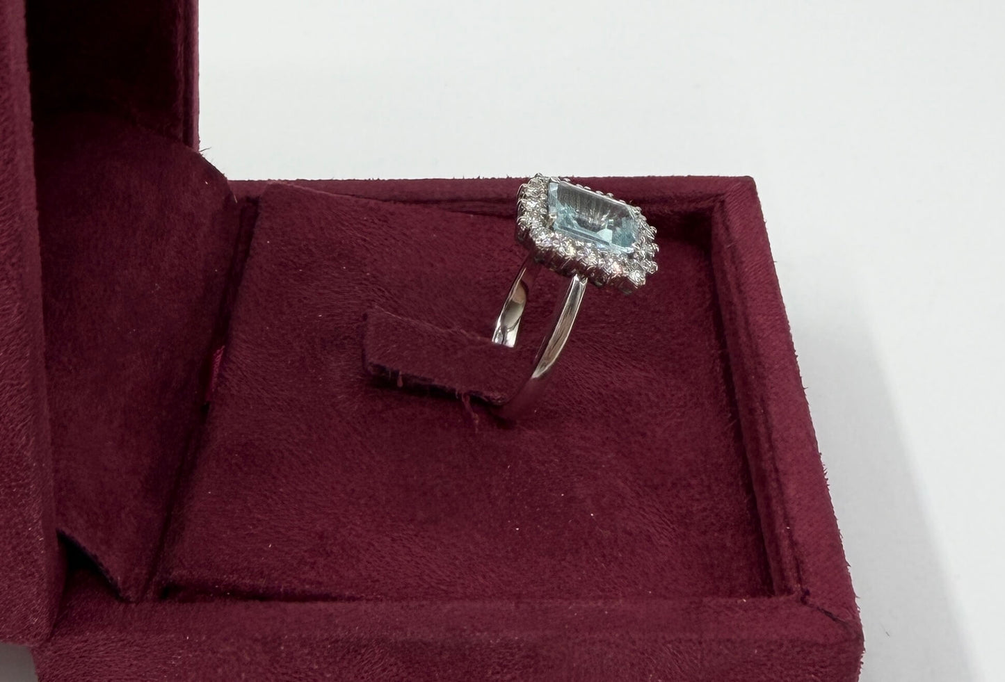 ANELLO IN ORO 18KT BIANCO CON DIAMANTI E ACQUAMARINA