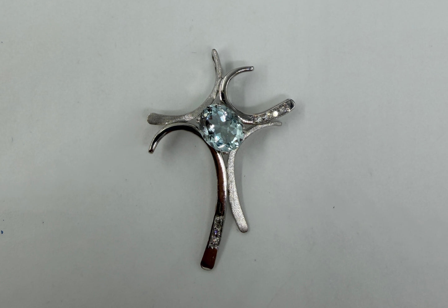CIONDOLO ORO 18KT BIANCO CON DIAMANTI E ACQUAMARINA
