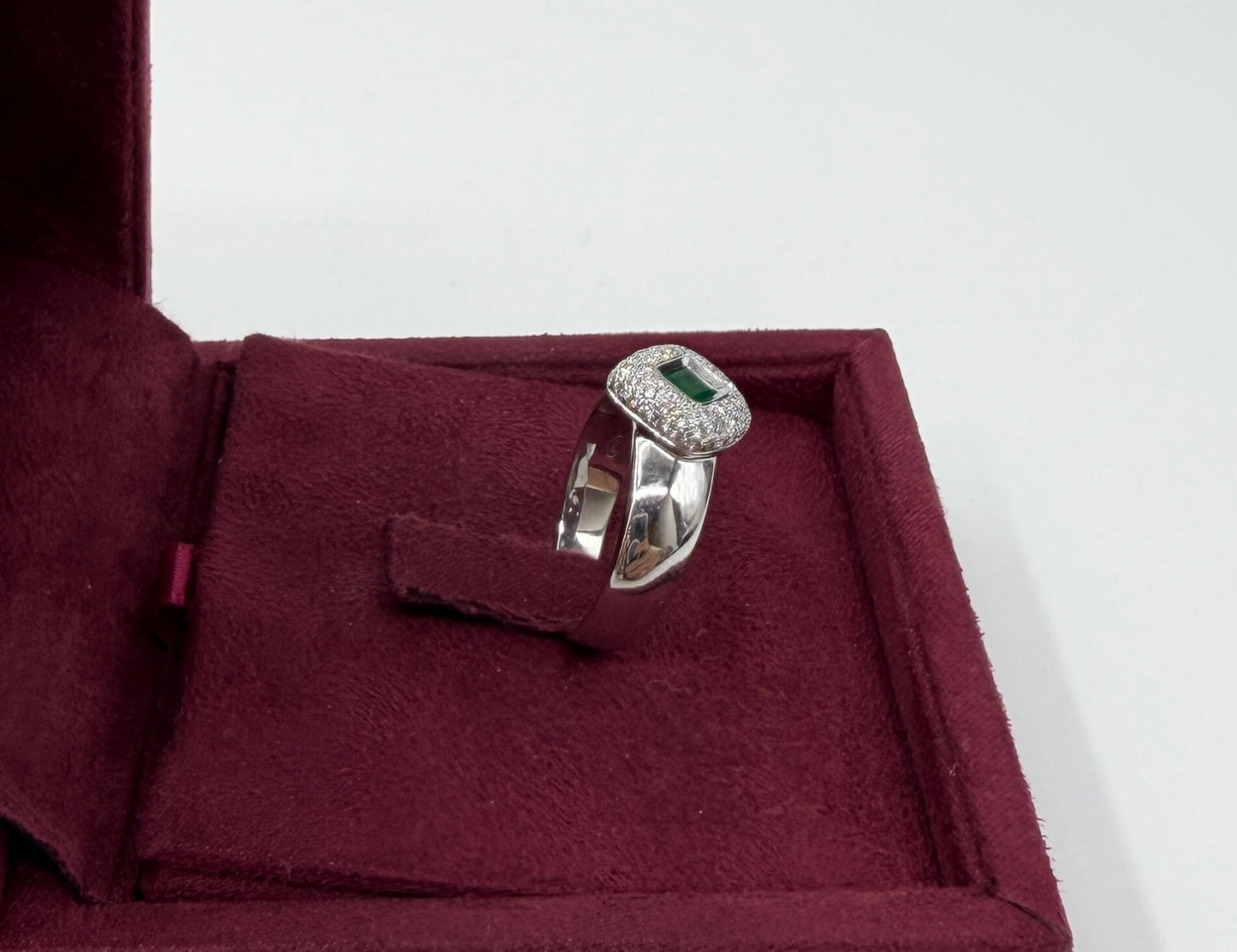 ANELLO IN ORO 18KT BIANCO CON DIAMANTI E SMERALDO