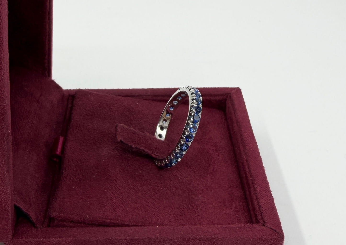 ANELLO IN ORO 18KT BIANCO CON ZAFFIRI NATURALI