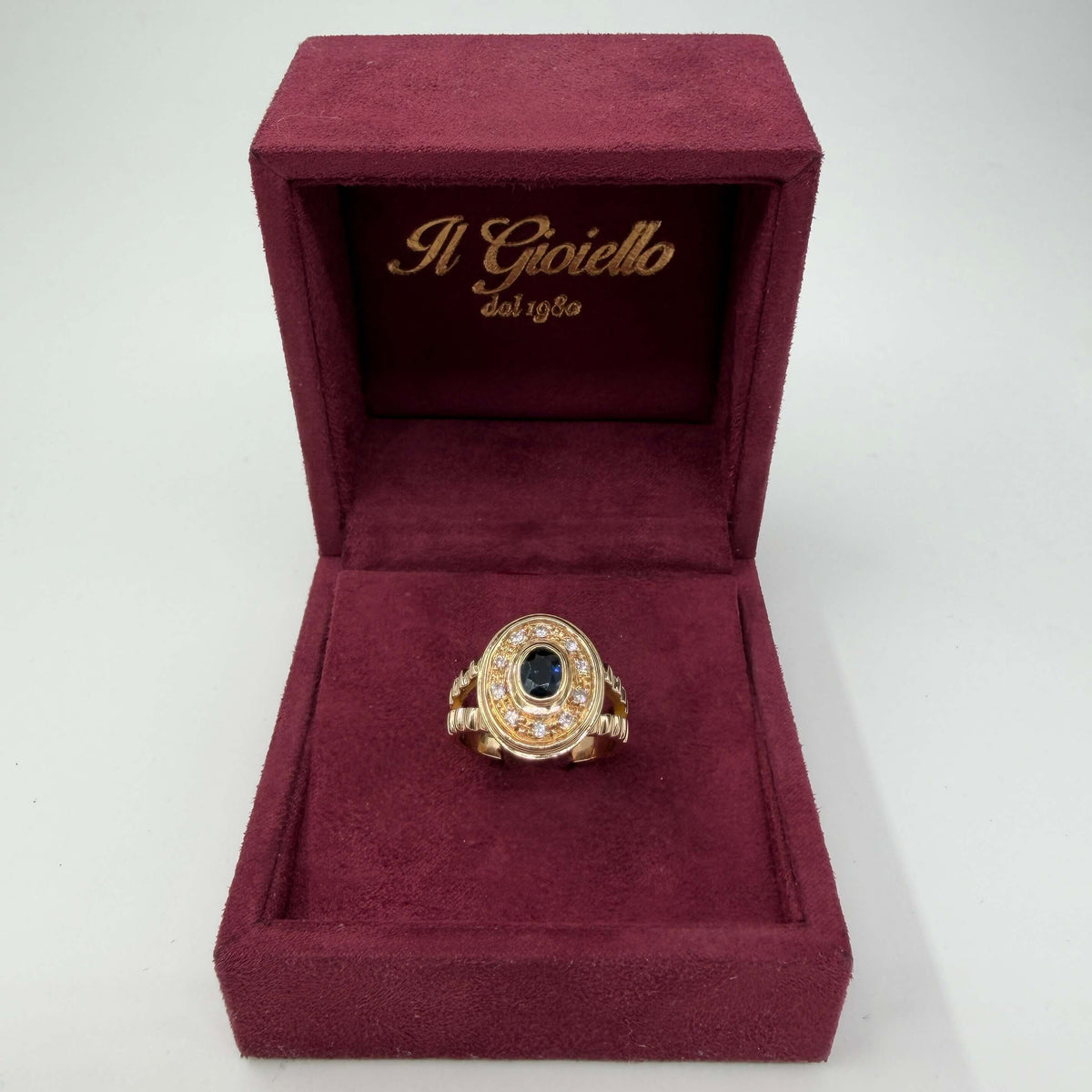ANELLO ORO 18KT GIALLO Ovale CON ZAFFIRO BLU DA 0.80CT E DIAMANTI NATURALI VS/G PER UN TOTALE DI 0.10CT 8.23 gr