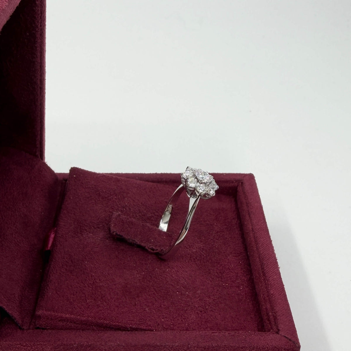 ANELLO ORO 18KT BIANCO Stile Margherita con Diamanti Naturali VS/G da 0.50ct 3.11 gr
