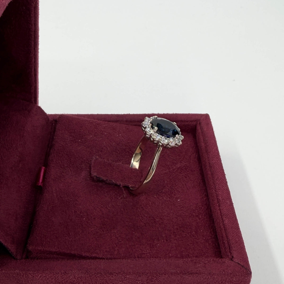 ANELLO ORO 18KT BIANCO Stile Kate con Zaffiro Naturale  1.50ct e Diamanti Naturali VS/G da 0.36ct 4.67 gr