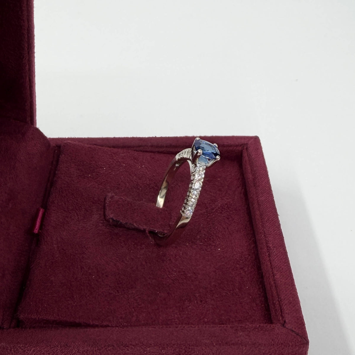 ANELLO ORO 18KT BIANCO Solitario con Zaffiro Naturale 0.50ct e Diamanti Naturali VS/G da 0.18ct 4.35 gr