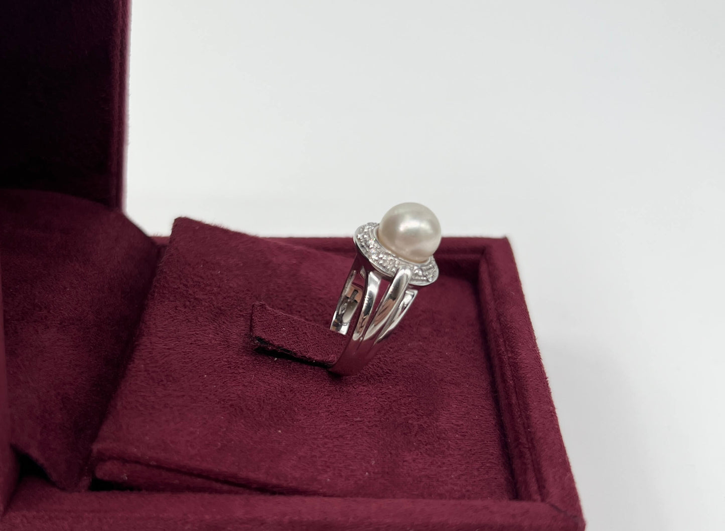 ANELLO IN ORO 18KT BIANCO CON PERLA E DIAMANTI